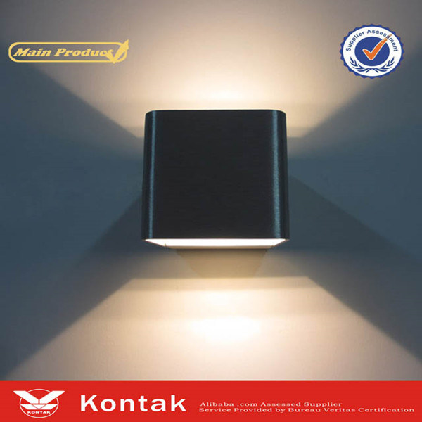 2015 Popular Style Adjustable LED Wall Light Outdoor IP65 with 3 Years Warranty