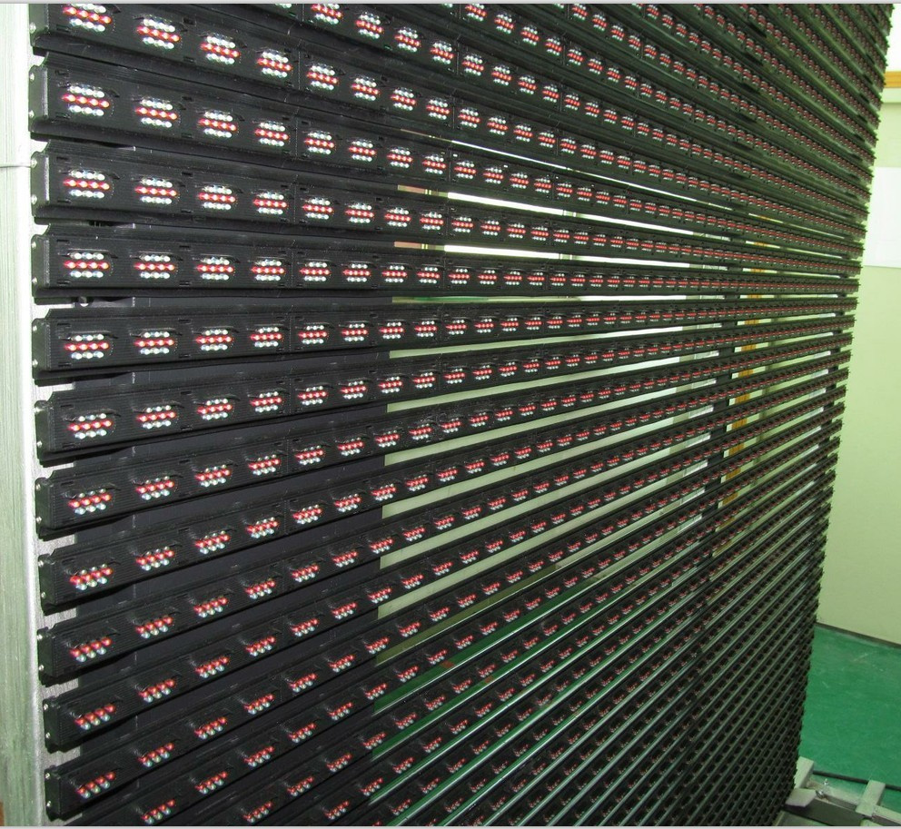 P40 LED Strip Curtain Display for Outdoor Fixed Installation on Wall (25KG/m2)